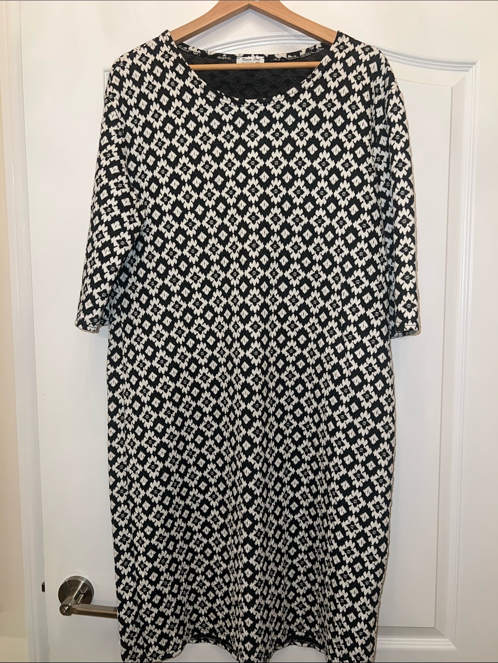 Black and White Geometric Long Sleeve Shift Dress